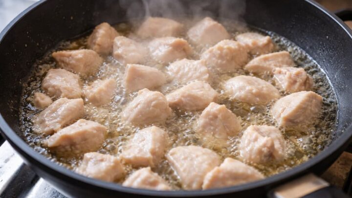 Dlaczego smażenie na patelni kończy się gotowaniem zamiast przypiekaniem