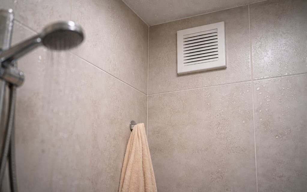Dlaczego wilgoć wraca do łazienki mimo działającej wentylacji