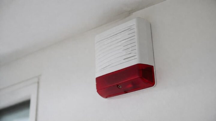 Skąd bierze się hałas w instalacji alarmowej mimo poprawnego montażu