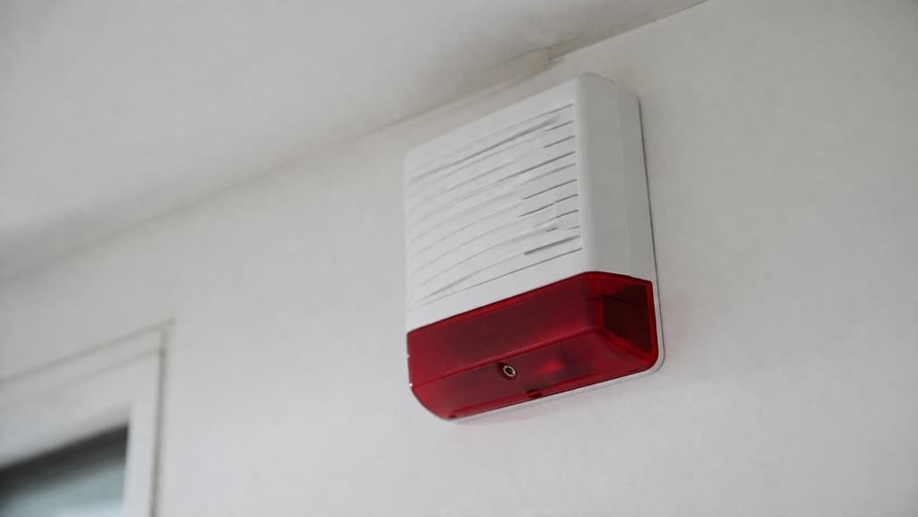 Skąd bierze się hałas w instalacji alarmowej mimo poprawnego montażu