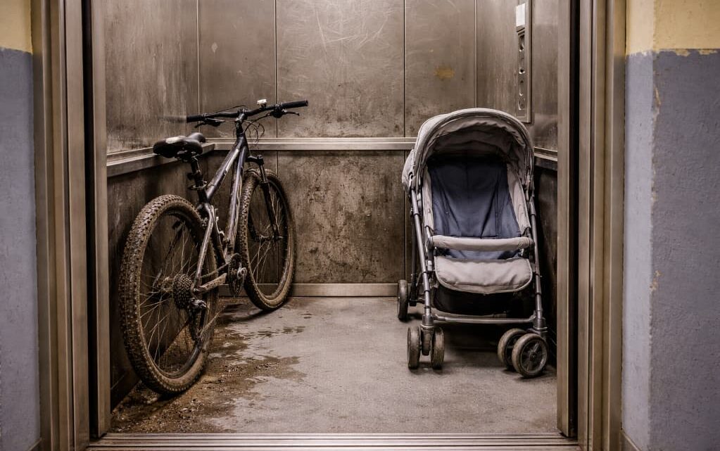 Dlaczego zabudowa windy szybciej się niszczy w budynkach mieszkalnych niż biurowych