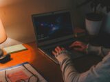 Dlaczego oczy szybciej się męczą podczas pracy przy laptopie niż przy czytaniu książki?