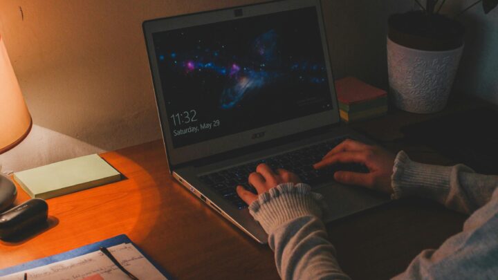 Dlaczego oczy szybciej się męczą podczas pracy przy laptopie niż przy czytaniu książki?