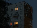 Dlaczego niektóre mieszkania wydają się głośniejsze wieczorem mimo mniejszego hałasu na zewnątrz?