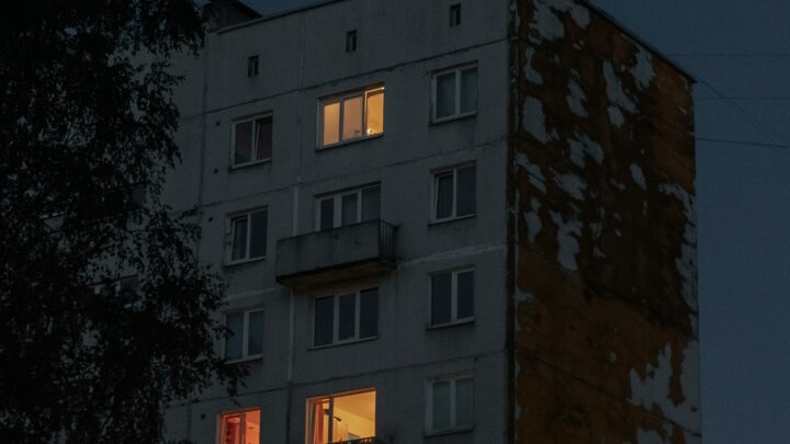 Dlaczego niektóre mieszkania wydają się głośniejsze wieczorem mimo mniejszego hałasu na zewnątrz?